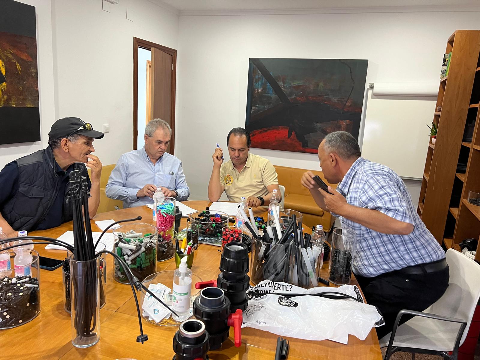 Bureau d'études en réunion de travail